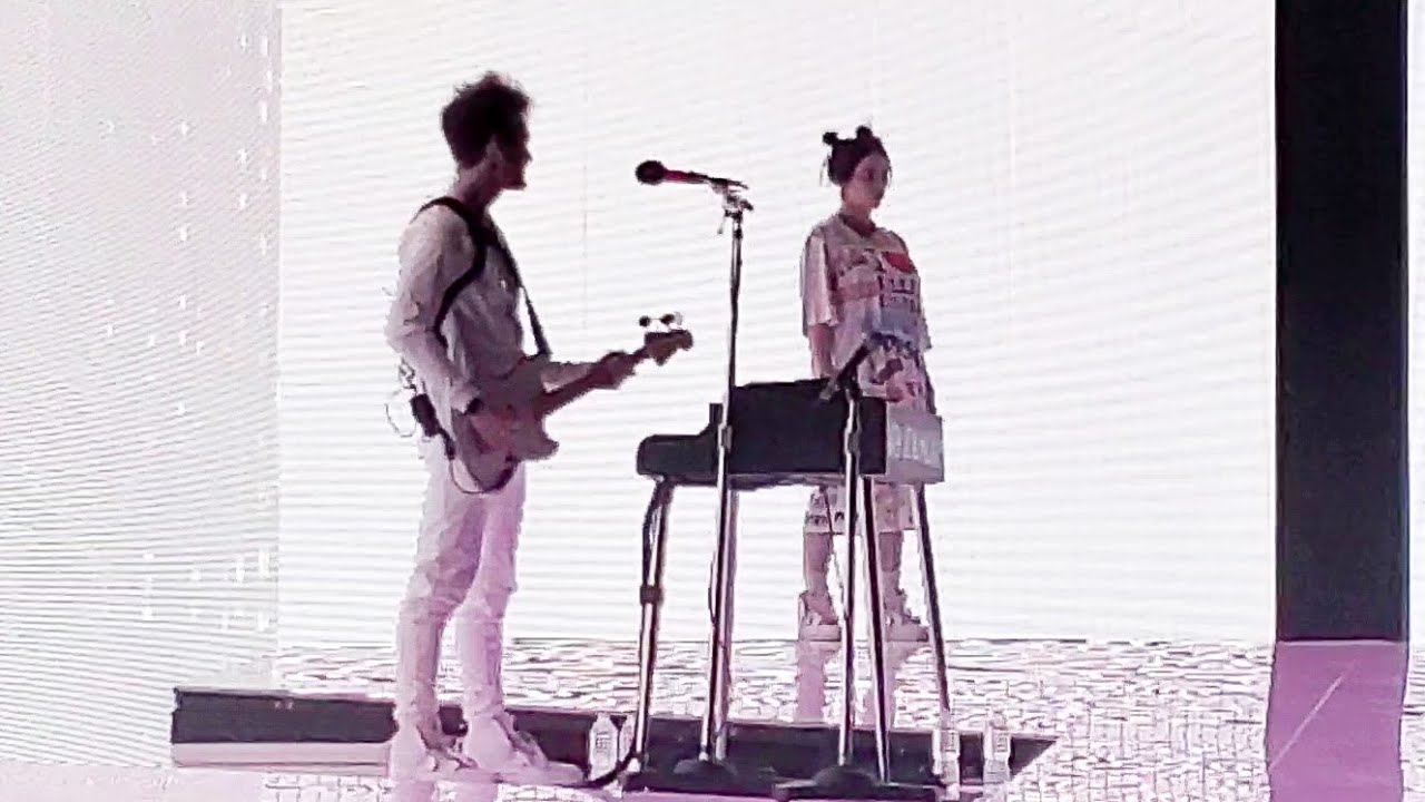 Billie Eilish pops up the crowd loses it!!! Bad Guy live in Chicago