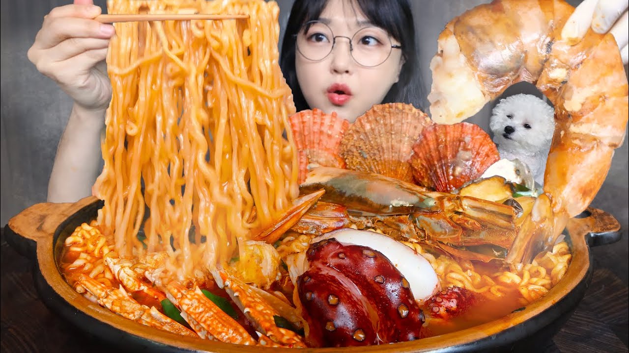 Острые рамэн с морепродуктами: креветки, абалон, гребешки и краб🍜Mukbang ASMR