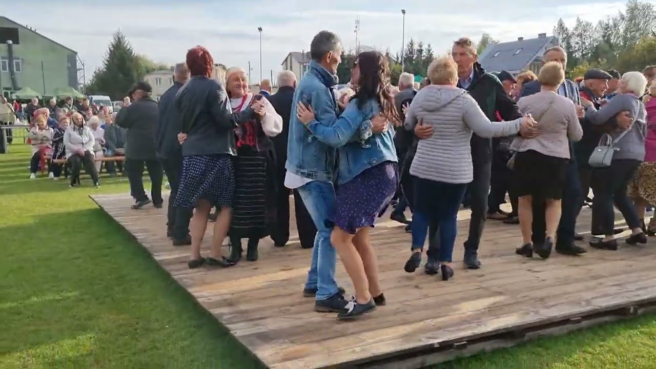 Hulali tancerze i hulał wiatr usiłując robić psikusy na dechach w Rzeczniowie.