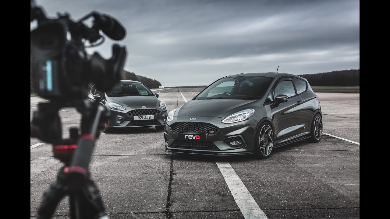 Between Two Cars: Ford Fiesta ST Mk8 Drag Race