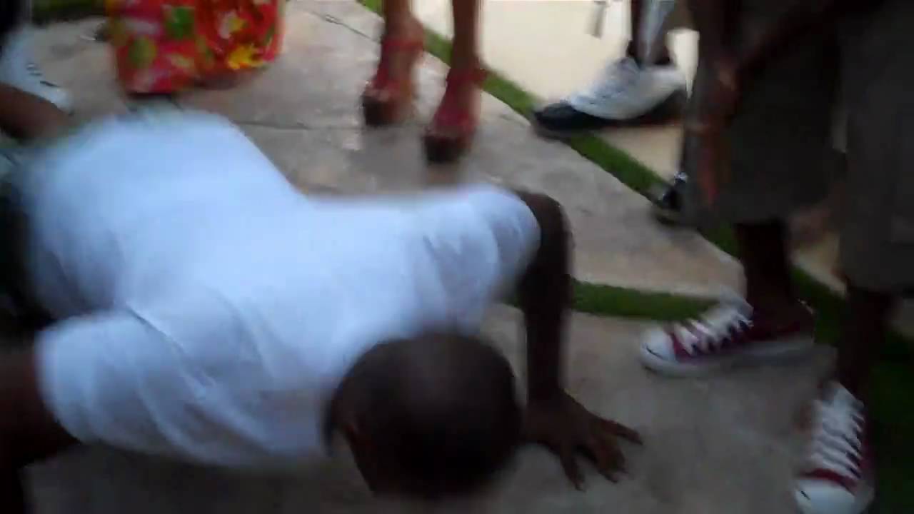 Kevin Hart vs Jamie Foxx doin' push ups