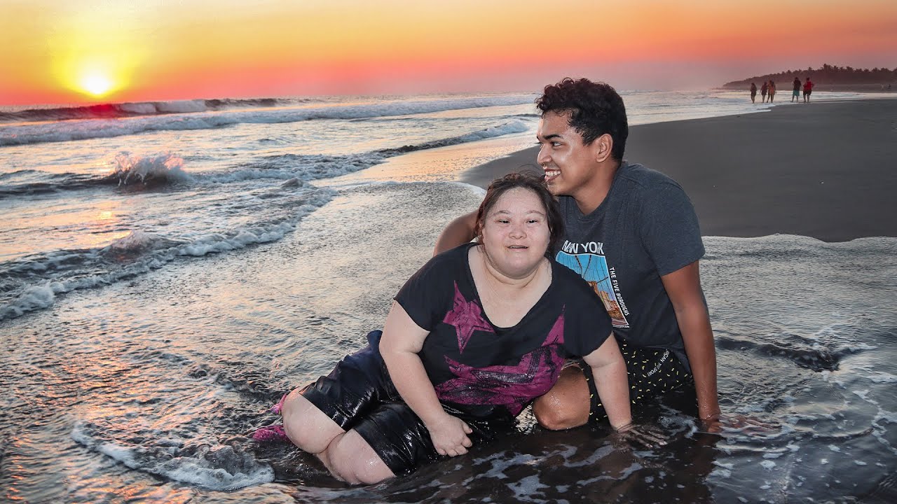 BAÑANDOME EN LA PLAYA 🤩🏖 con LARIN,YUDI y ATILIO