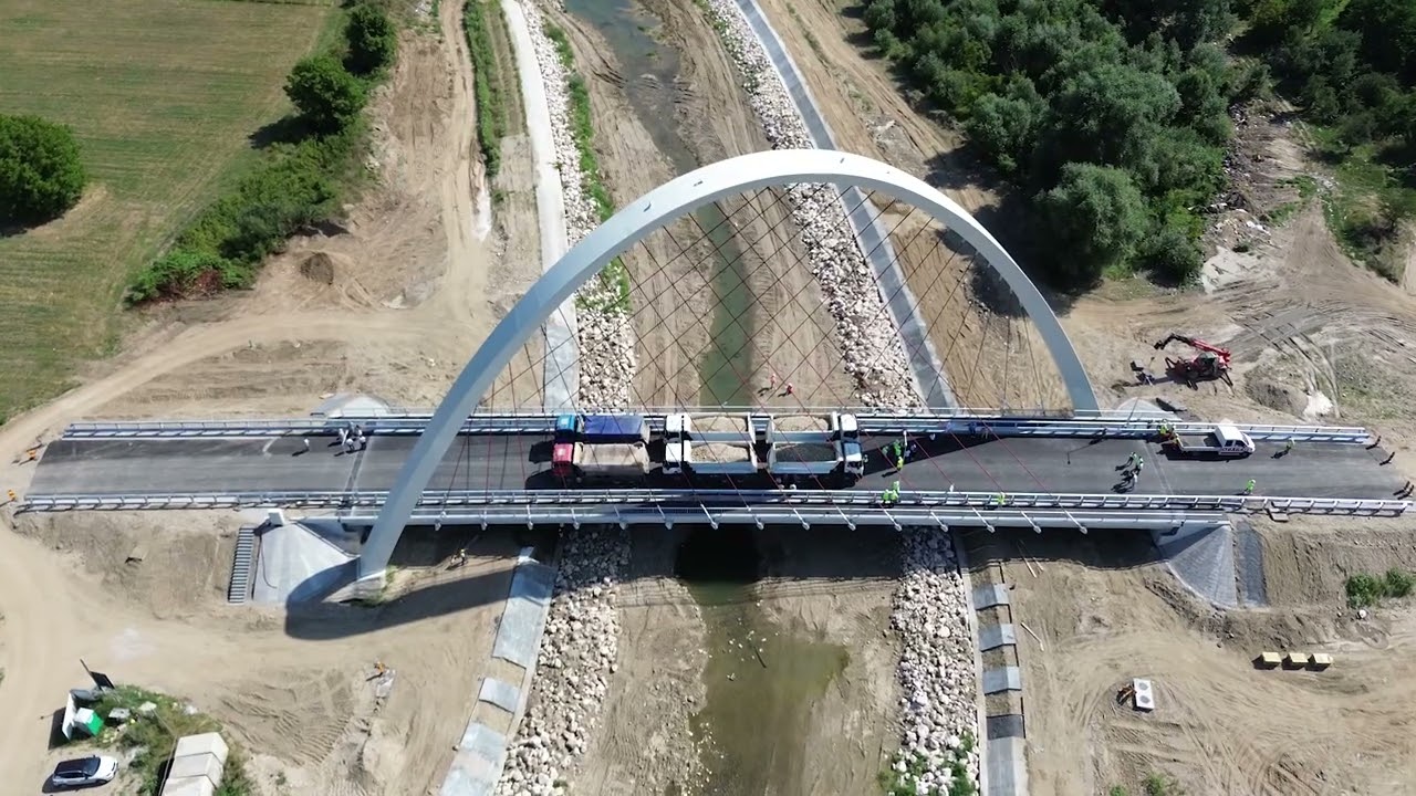 Podul cu cel mai mare arc parabolic din Rom&acirc;nia a trecut testul de rezistență