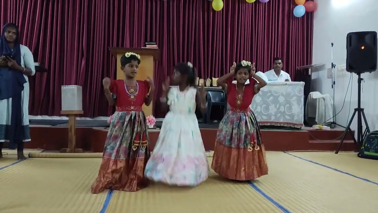 புதுவருட நிகழ்ச்சி: ஞாயிறு பள்ளி சிறுவர்களின் நடனம்.