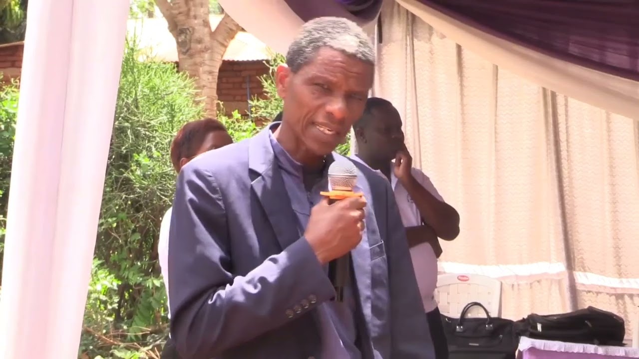 AUAWA KWA KUCHOMWA KISU KISA KUMGOMBANIA MWANAMKE