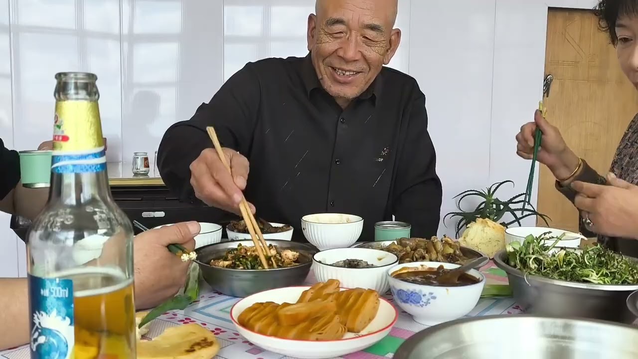 上山挖婆婆丁丁，又弄了几个小菜，喝白加啤。