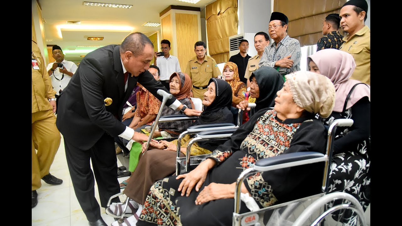 Perhatikan Lansia, Edy Rahmayadi Serahkan Bantuan Bedah Rumah