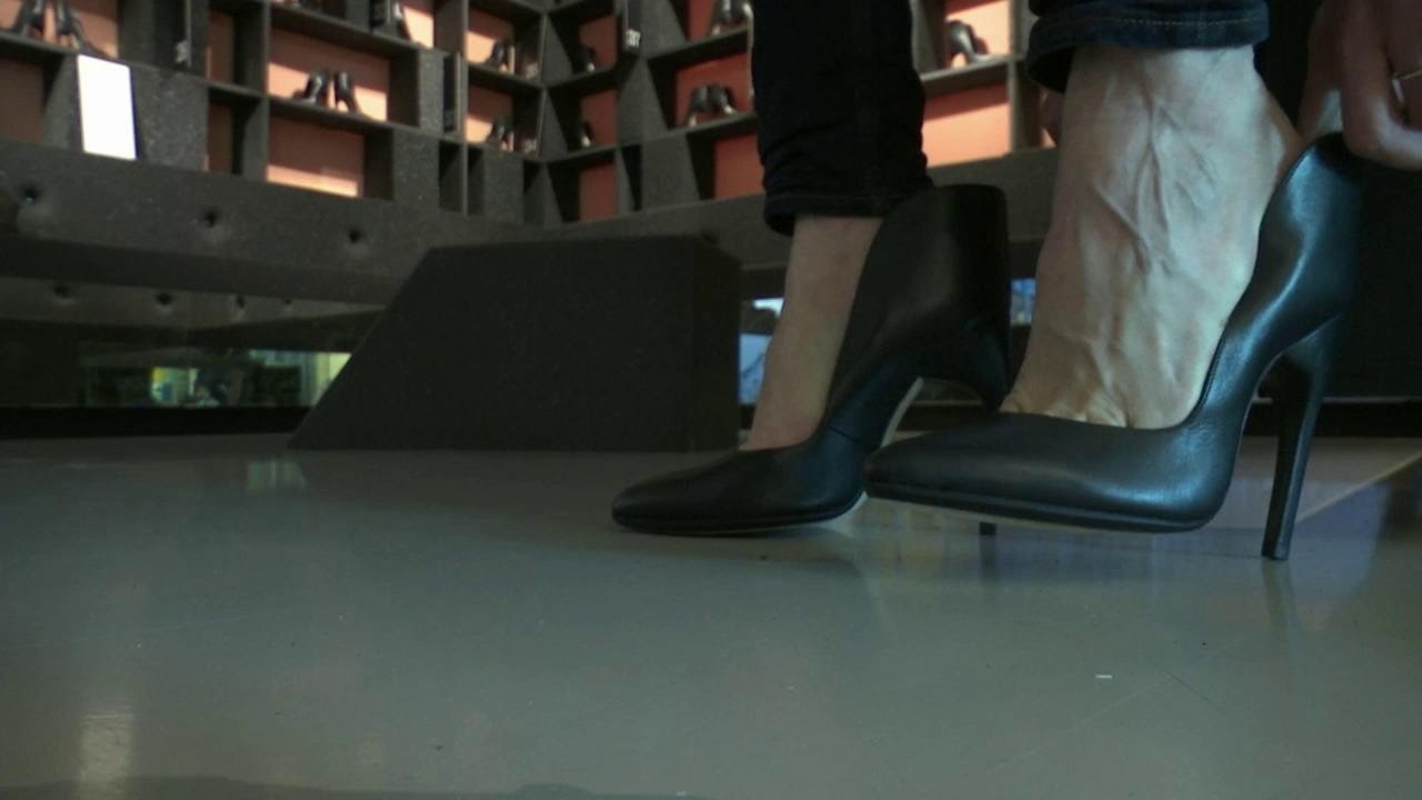 Mannen klungelen met pumps