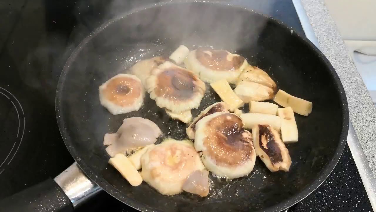 Saut&eacute;ed russulas,  russulas in a pan, saut&eacute;ed mushrooms