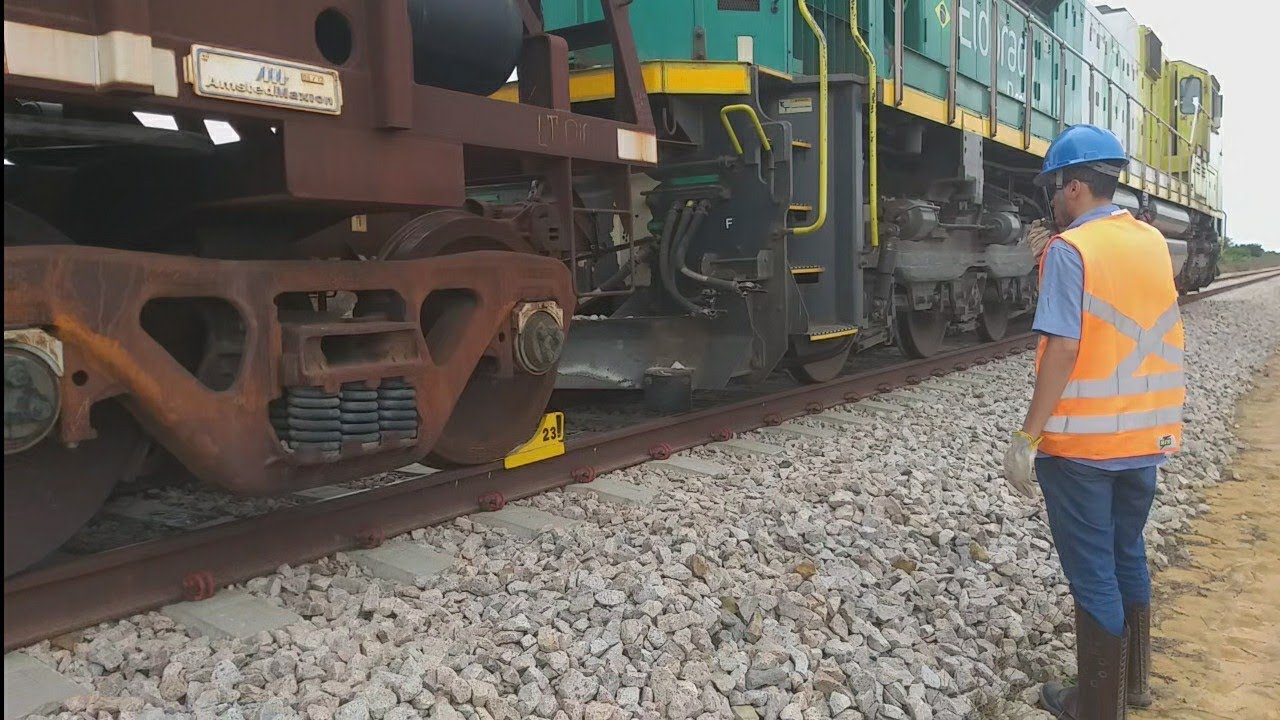 Ferrovia Transnordestina locomotiva sd70 pegando vagões com brita para as obras no Piauí