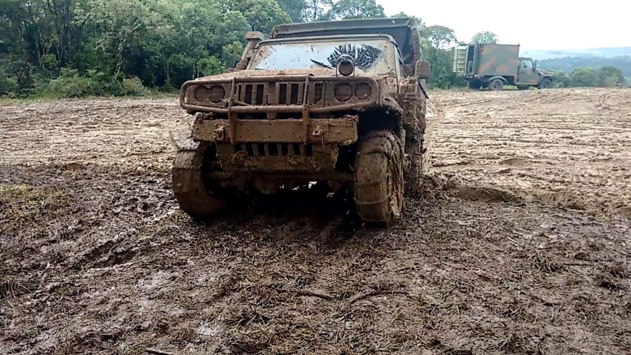 Agrale Marruá vencendo a lama
