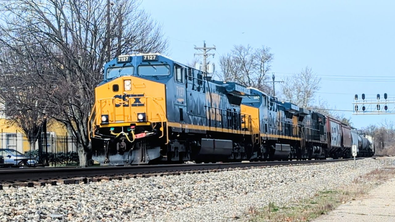 Very impressive power on Southbound CSX L425 mixed manifest on track one 