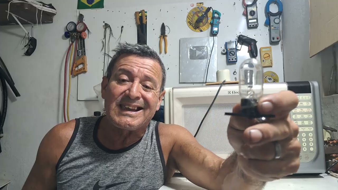 Pq a lâmpada do Microondas e  Colada no  Soquete (Bocal ) ? E  Pq vem com Fita ?  
