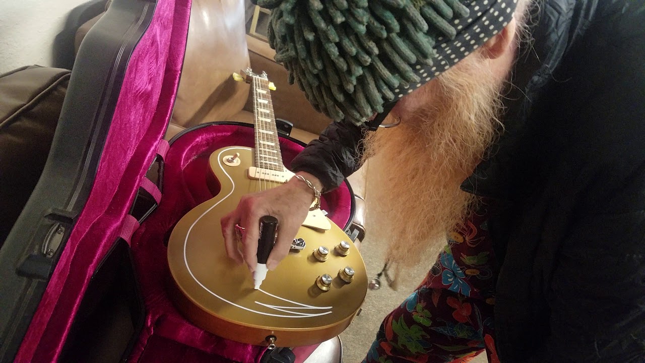 Billy F. Gibbons pinstripes my Gibson Les Paul Goldtop!