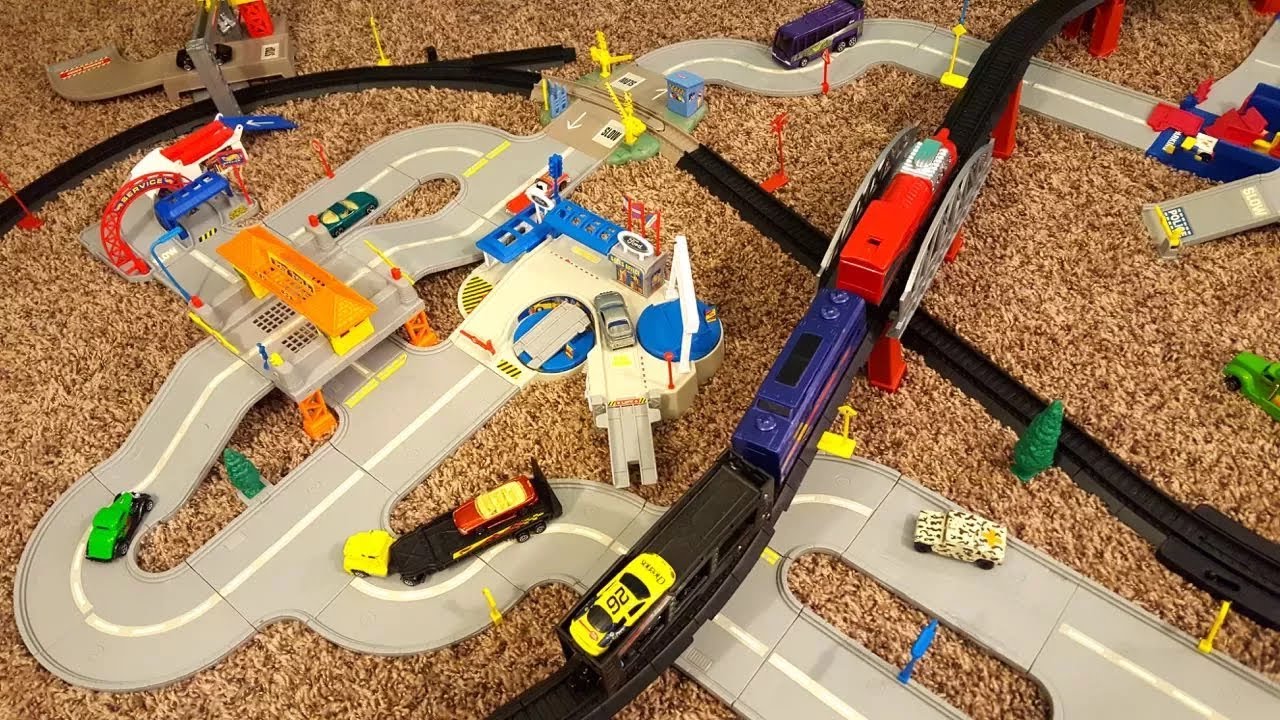 Hot Wheels World Power Express Train Set Giant City Adventure with Super Highway Track