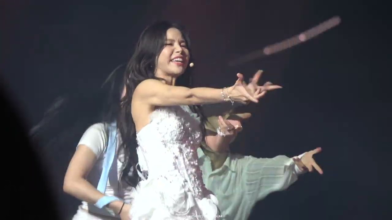 [4K] 240601 솔라 [COLOURS] 콘서트 'COLOURS' 'RAW' '뱉어(Spit it out)' 직캠 MAMAMOO SOLAR FANCAM
