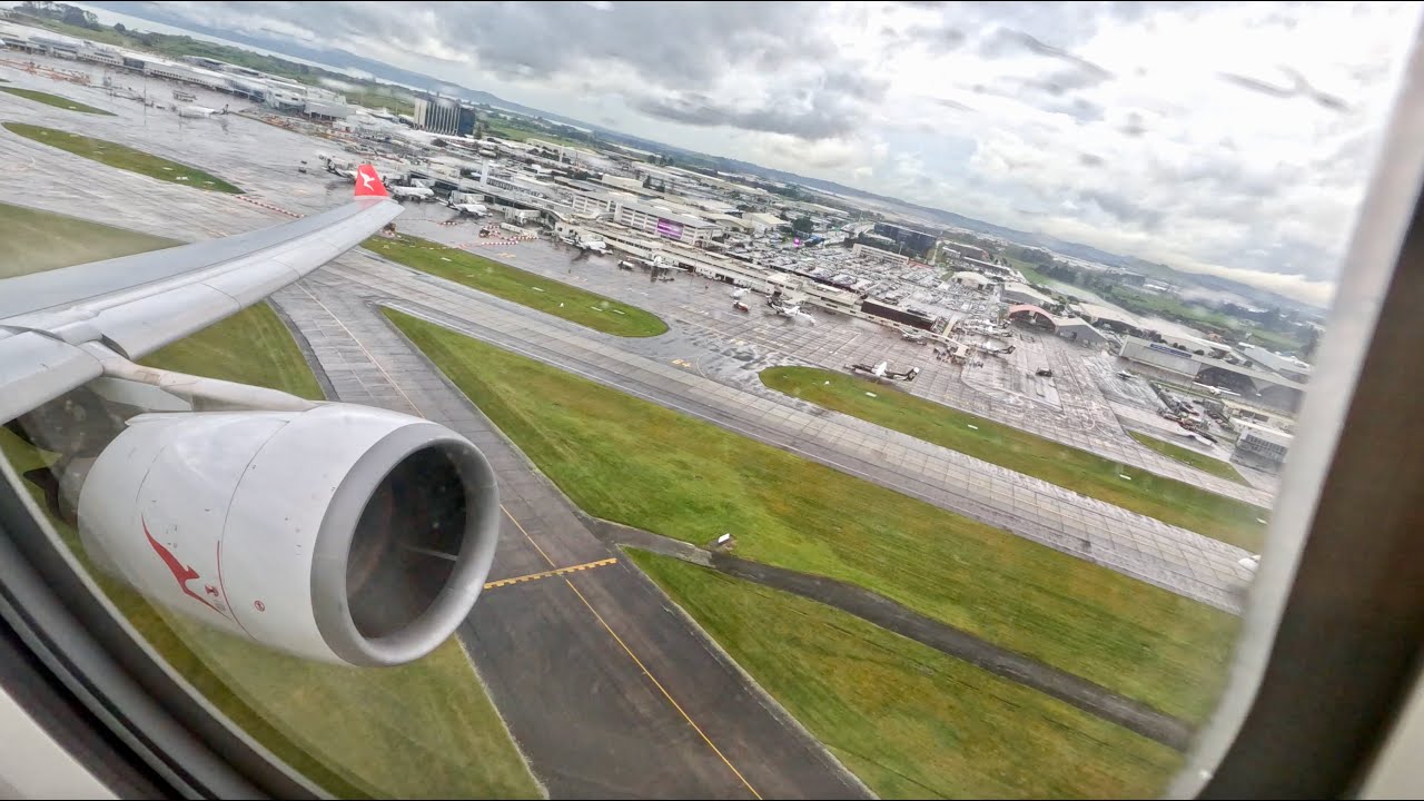 4K QANTAS AIrbus A330 takeoff from Auckland Airport