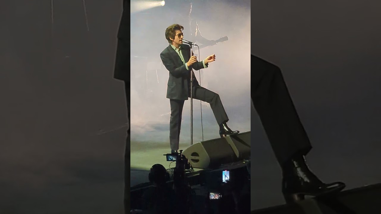 Sculptures of anything goes - Arctic Monkeys @ The Armory Minneapolis 8.26.23