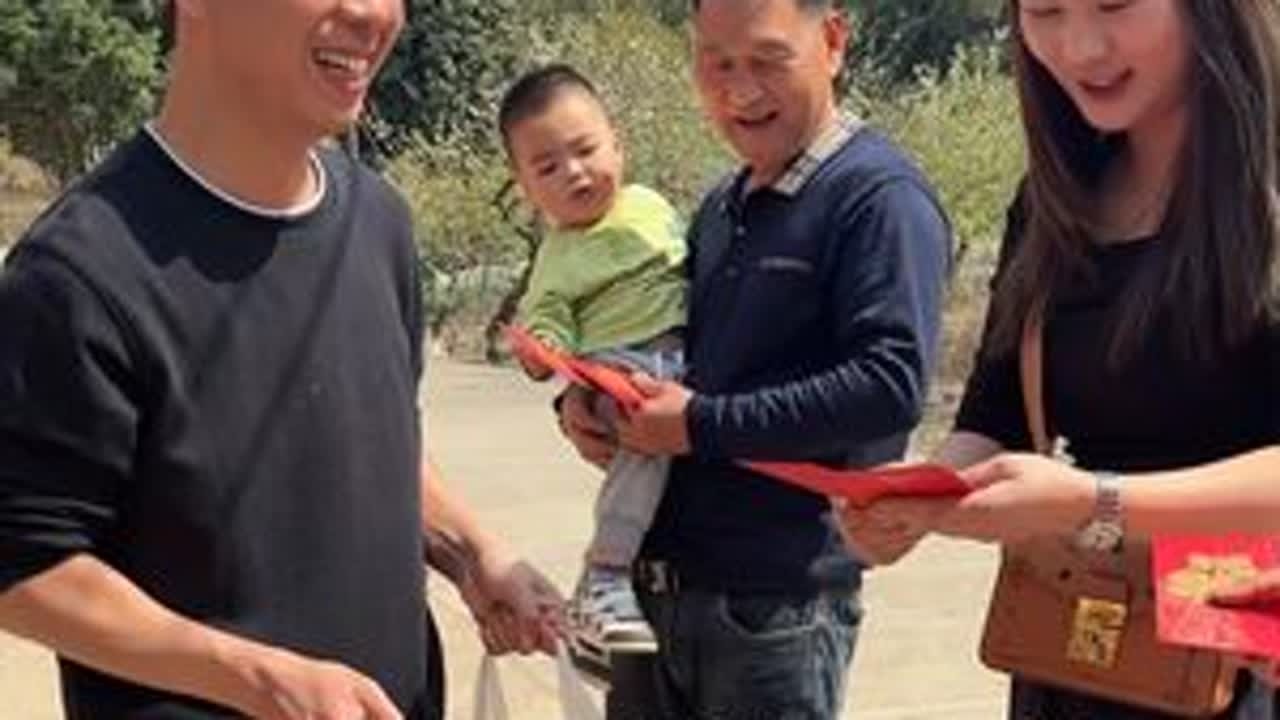 大姐除夕回娘家，拎着大包小包送鸡又送大红包，婆婆开心极了 #我的乡村生活 #家庭日常 #亲子互动 #有一种眼神叫家人