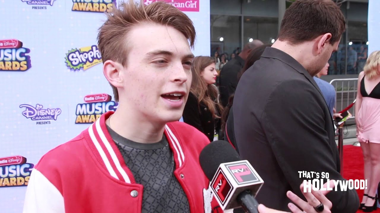 Дилан Райли Снайдер рад присутствовать на церемонии вручения премии Radio Disney Music Awards 2015