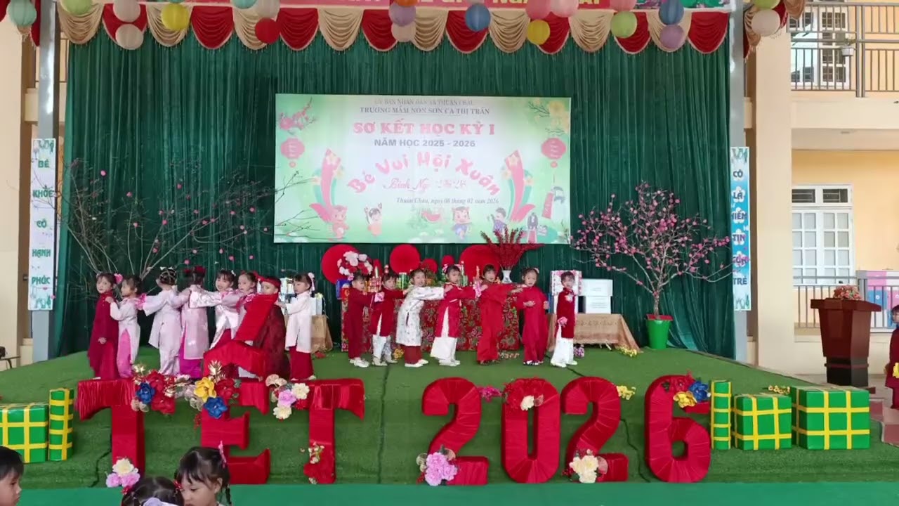 Em bé đi múa sơ kết và mừng xuân mới