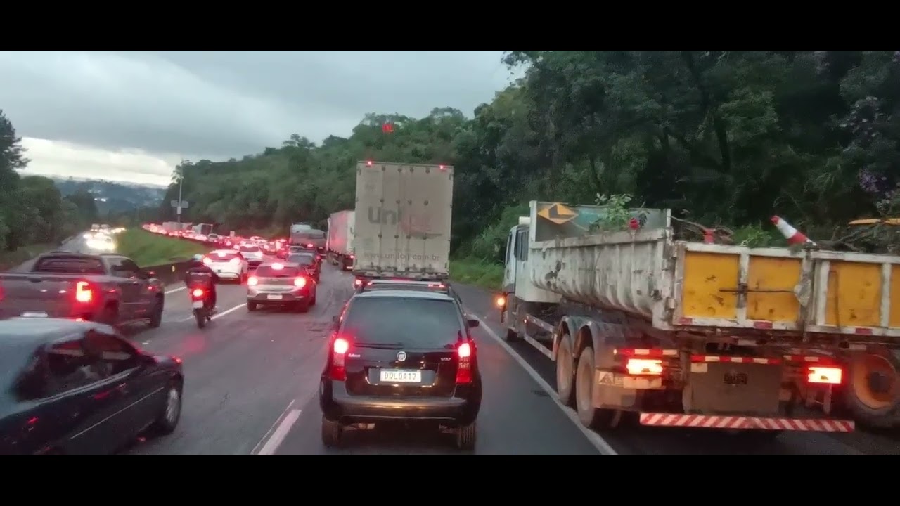 58 / REGIÃO DE MAIRIPORÃ SP MUITA CHUVA E QUEDA DE ÁRVORE NA RODOVIA FERNÃO DIAS 