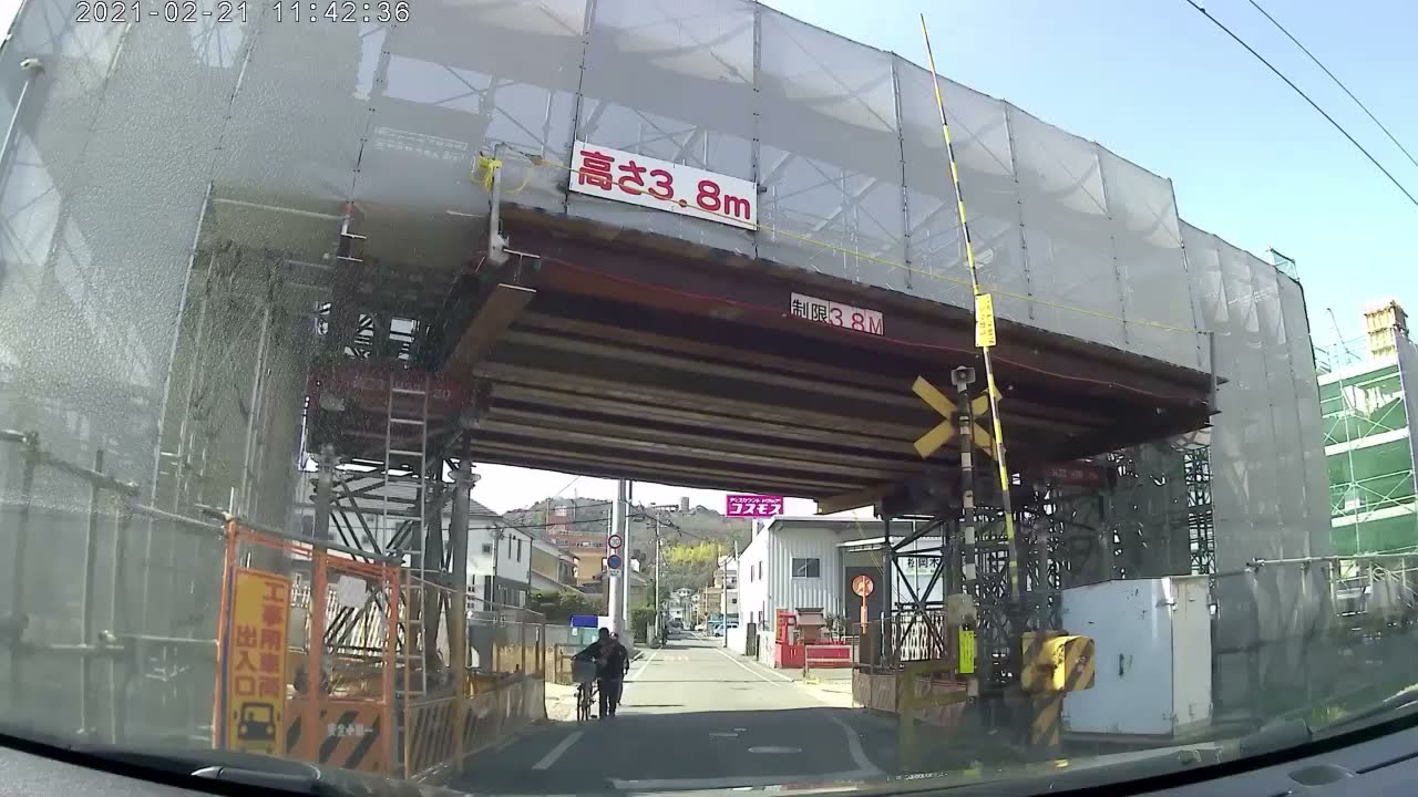 松山駅の高架化工事　　踏切を車で渡る動画編