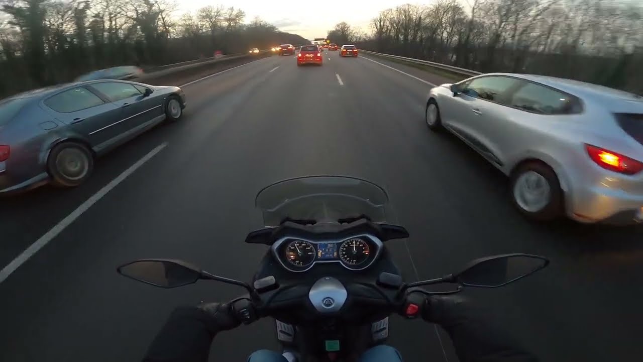 Peripherique et A13 11.02.2022 6h30 Paris scooter Yamaha XmaX 125