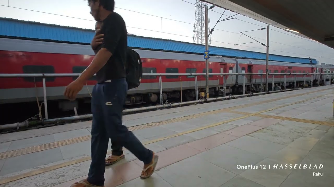 Poorva Express Arriving at New Delhi Station | Northern Railways
