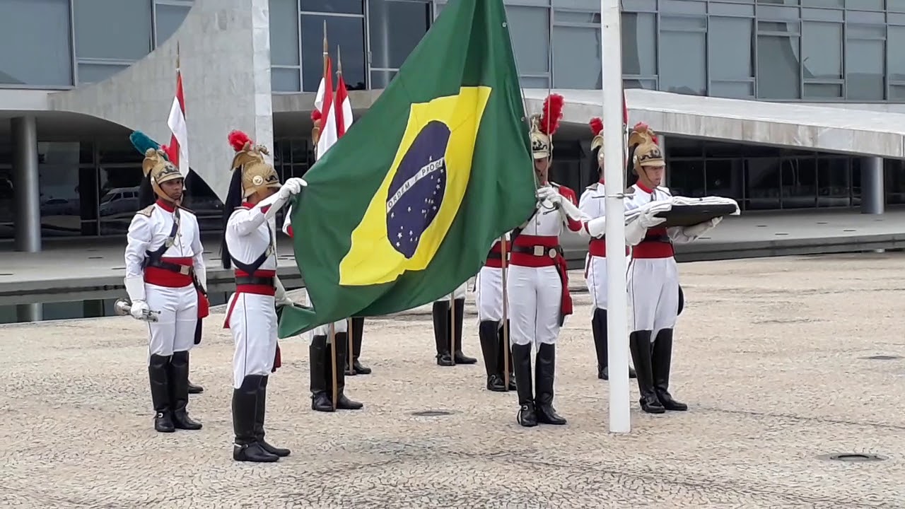 Arriamento da Bandeira Nacional- Palácio do Planalto - Dragões da Independência
