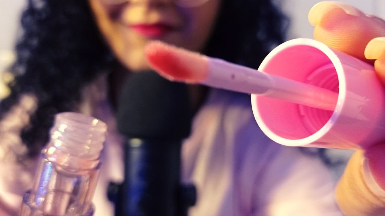 ASMR- Aplicando gloss em voc&ecirc; + sons de boca e sons de gloss