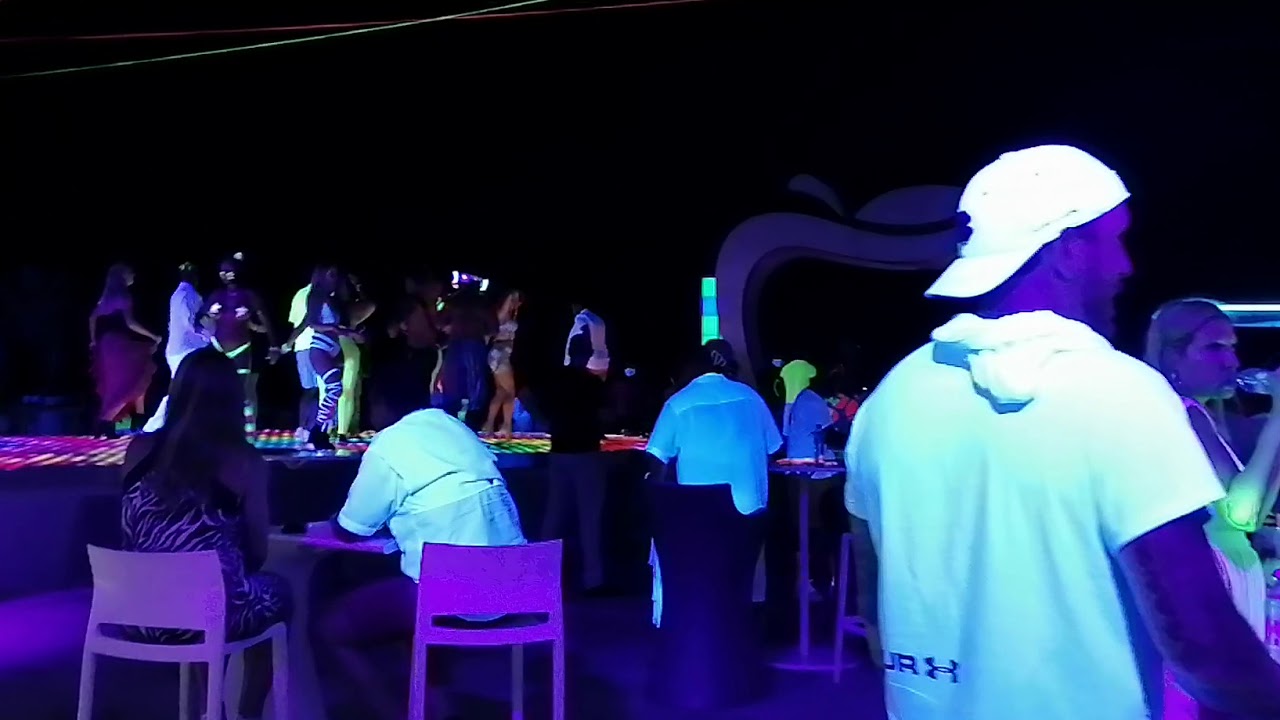 Temptation Cancún fiesta neón