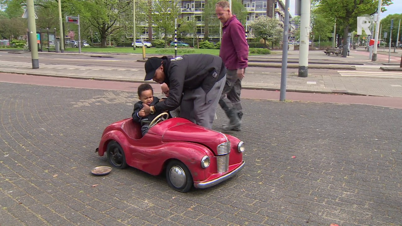 De rode trapauto is even terug bij Diergaarde Blijdorp