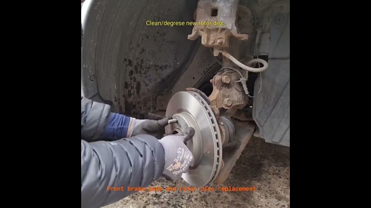 Замена передних тормозных колодок и роторных дисков Nissan Juke (F15) 2010-2018