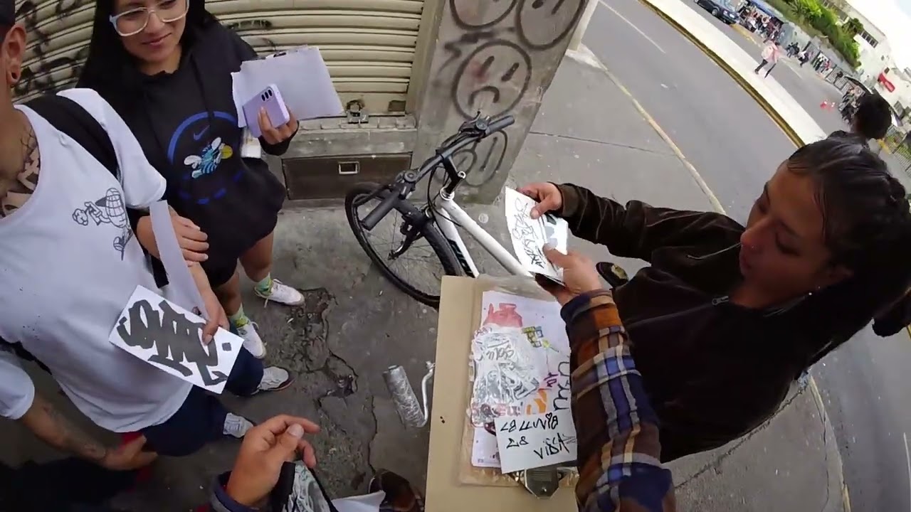 pegada de stickers centro de quito NYC KUSH CO