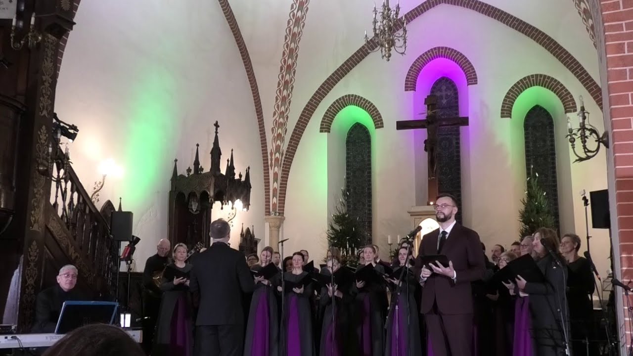 Rīgas Lutera draudzes koris dzied labdarības koncertā