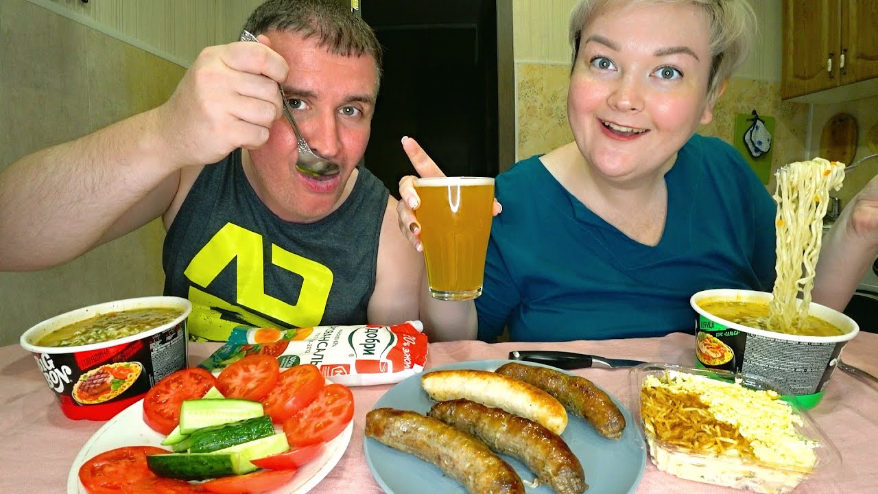 Мукбанг ОБЪЕДАЕМСЯ ВРЕДНОЙ едой на ночь глядя) Потянуло на лапшу Биг бон и ПИВО)