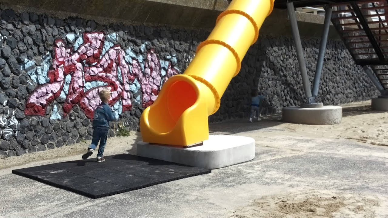 Glijbaan van Nolleplein naar badstrand is geopend