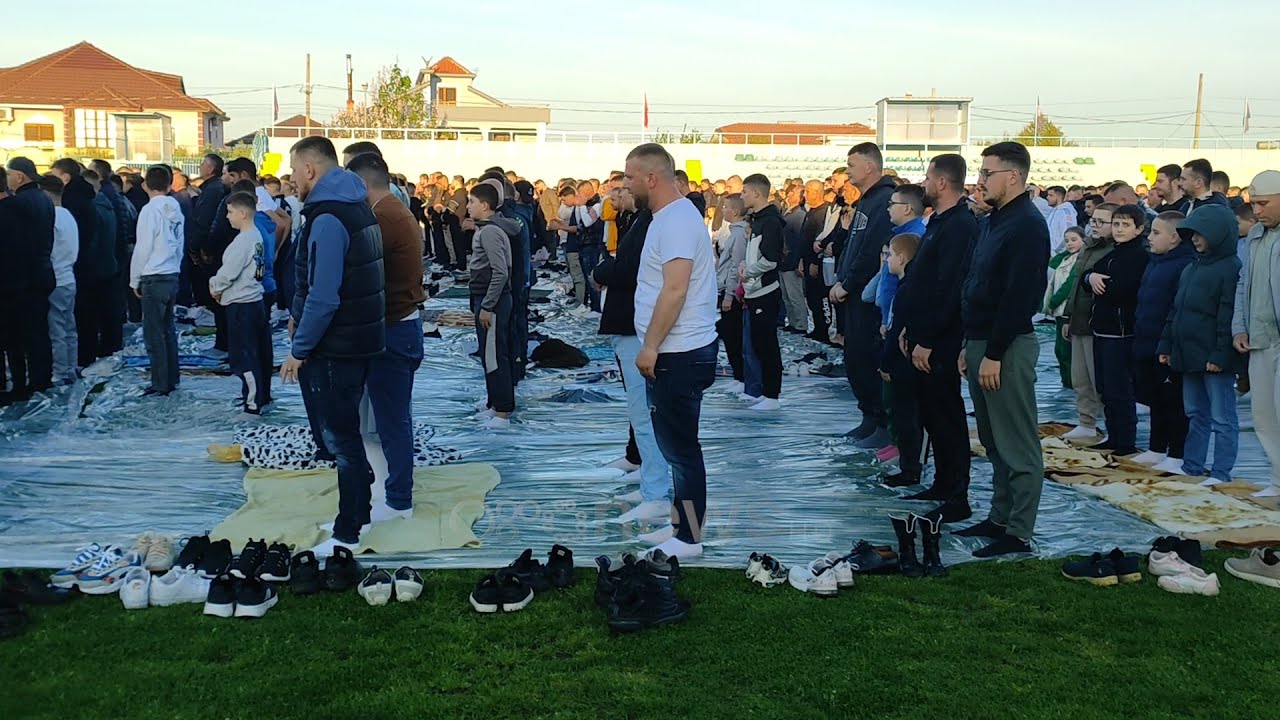 Festime në Fushë-Krujë, besimtarët falën Namazin e Fiter Bajramit te stadiumi i qytetit