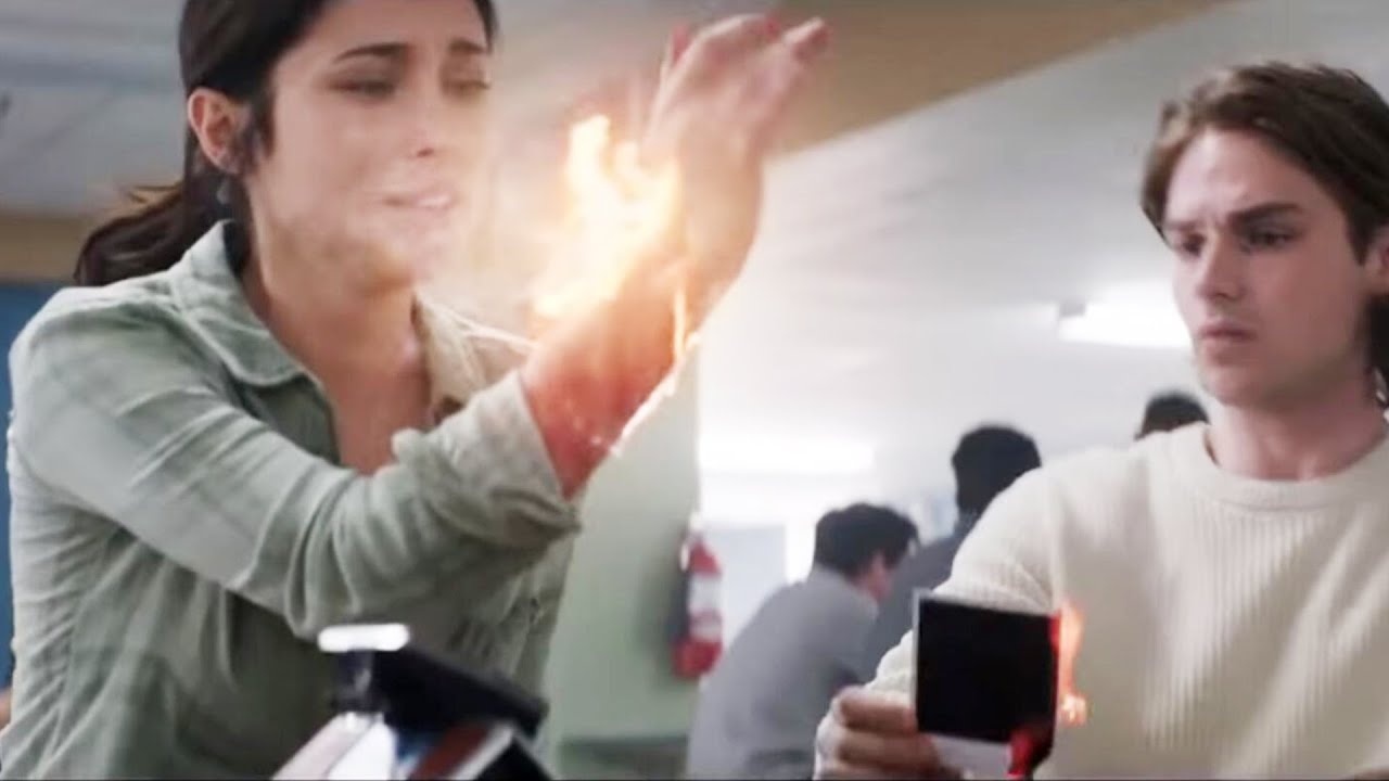 妹子照片被點燃，竟會一起燃燒，驚呆周圍同學！相機版死亡筆記，千萬不要被拍到！驚悚恐怖片《拍栗得》