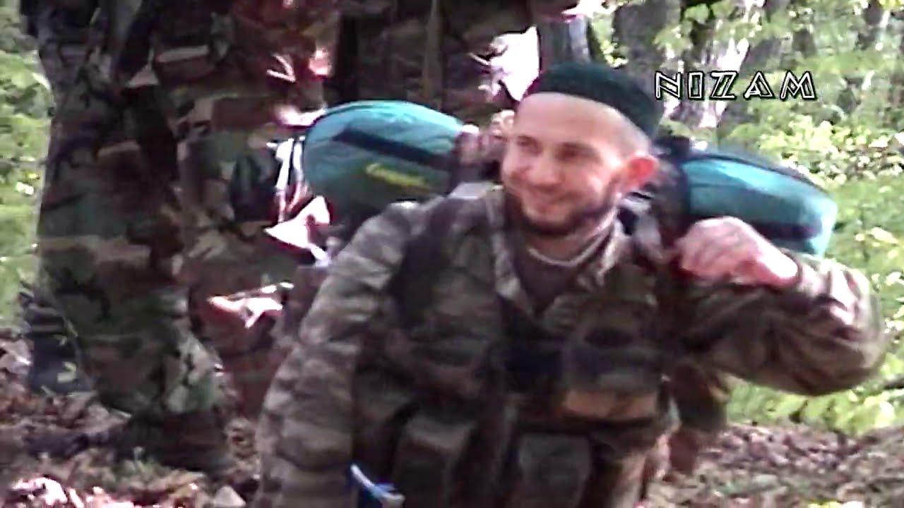 Со своими воинами. Президент ЧРИ А. Масхадов.