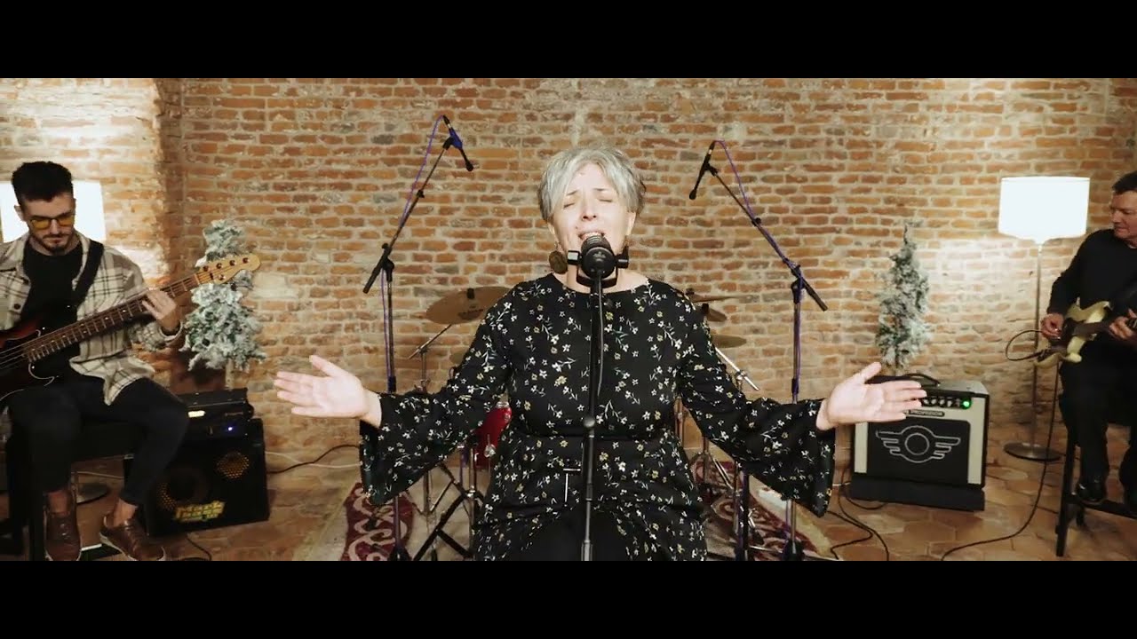 Shina - Elj&ouml;tt k&ouml;z&eacute;nk (OFFICIAL)