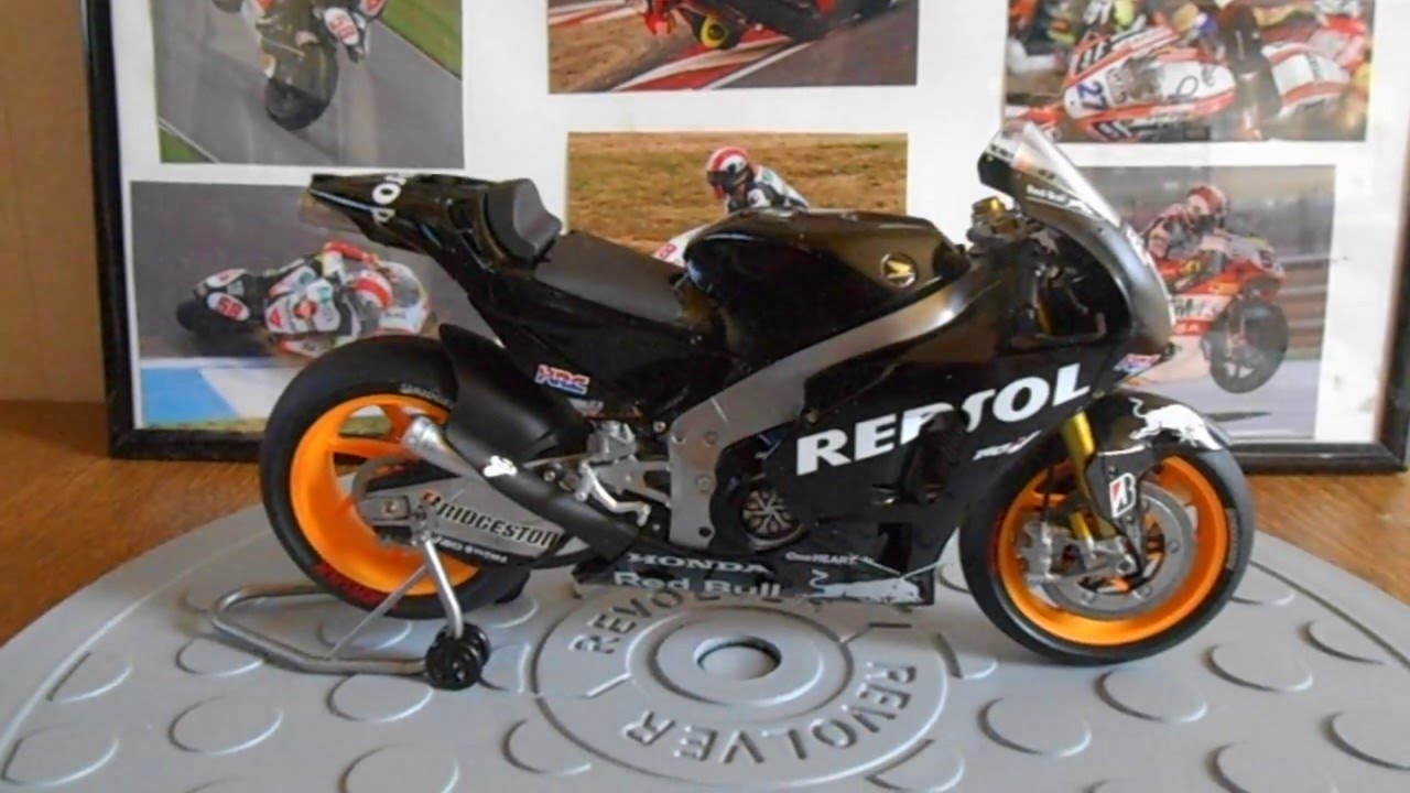 Maquette moto Marquez test Sepang honda RCV au 1/12 éme