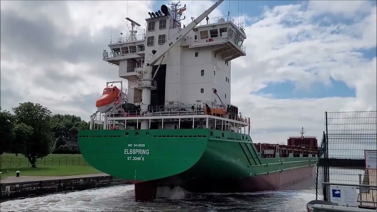 Containerschiff Elbspring verlässt den Emder Hafen nach Werftaufenthalt
