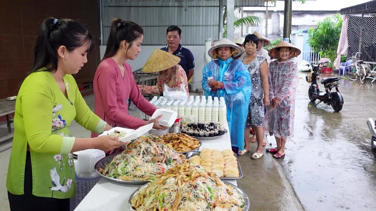 Cô Giấu Tên Tặng 100 Phần Bún Gạo Xào Chay Sữa Đậu Nành cho Bà Con Hồi Hướng Công Đức cho Ba Mẹ#1662