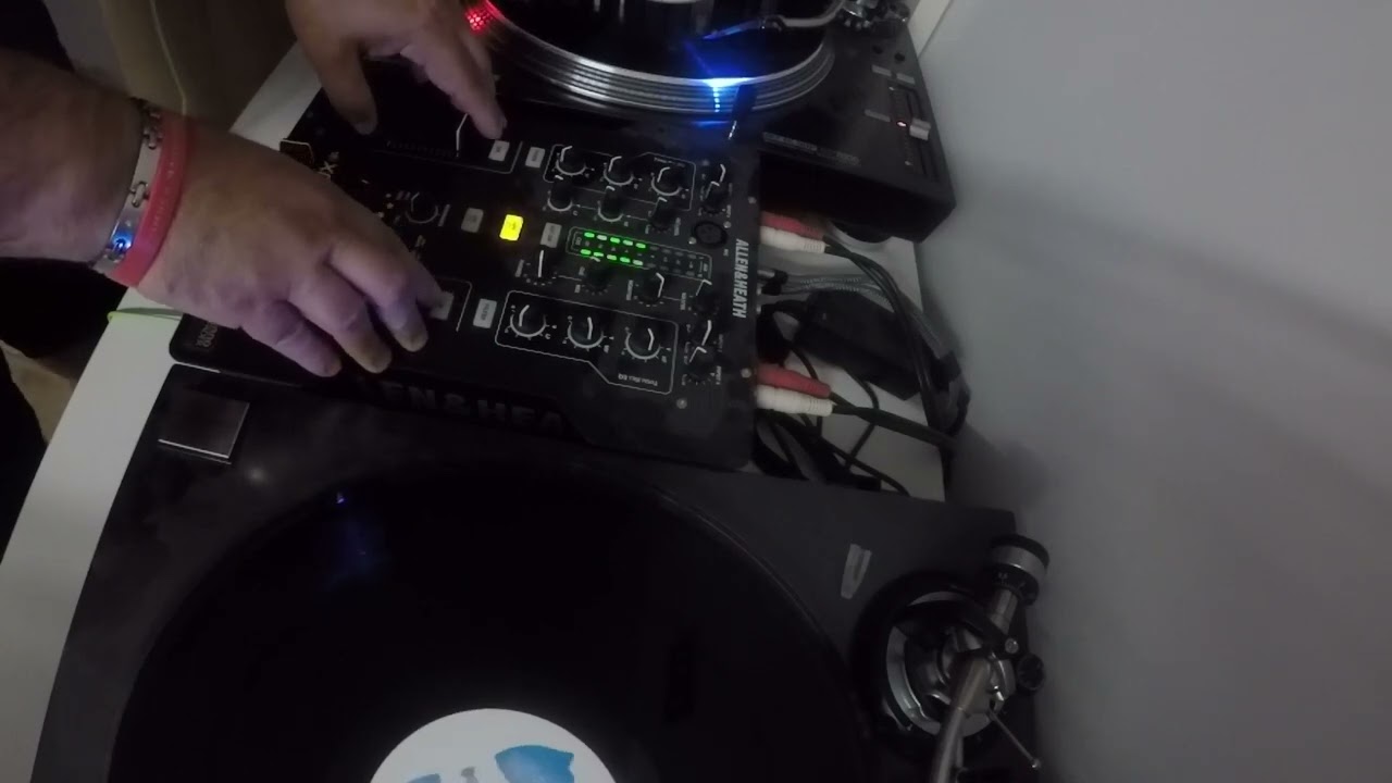 Energy 52 (Café Del Mar - Dale Middleton Remix) + White Label (Milkshake sample) - House vinyl mix