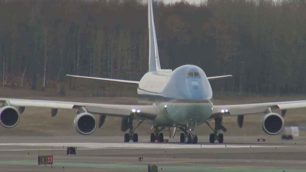 Президент Трамп на борту самолета Air Force One приземлился в Анкоридже по пути на саммит с Китаем.