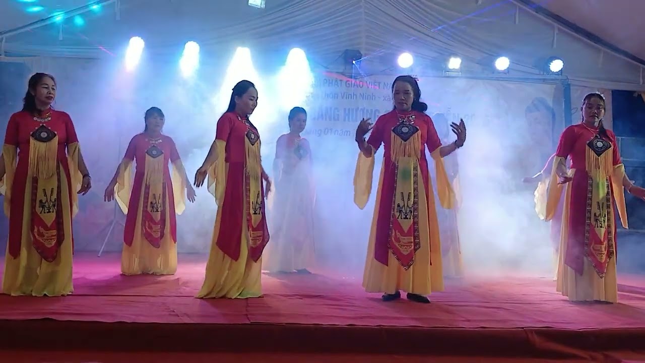 Đội T&igrave;nh Bạn  c&uacute;ng dường m&uacute;a tại ch&ugrave;a Vĩnh Thanh