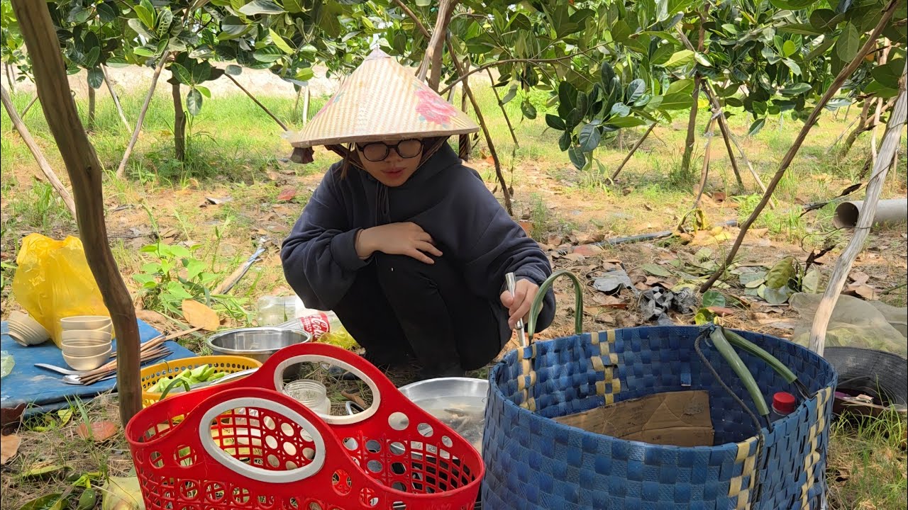 Nấu Canh Cá Rô Với Trái Su Non_Ăn Vội Bữa Cơm Trong Lo Âu Vì Về Phải Đi Bộ Đường Dài.| ONMT #Tập 197