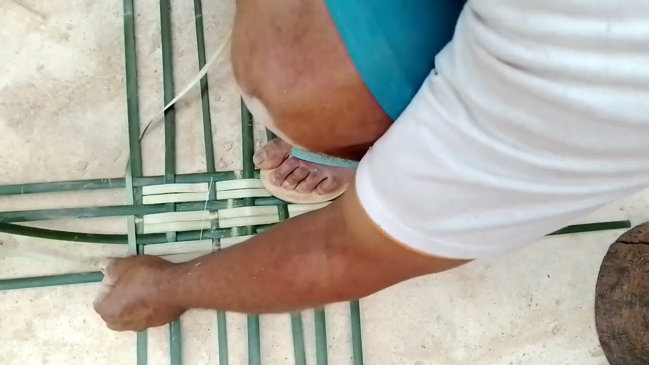 como tecer uma cesta com duas fitas (mourões pares) parte 2 tecendo o fundo.